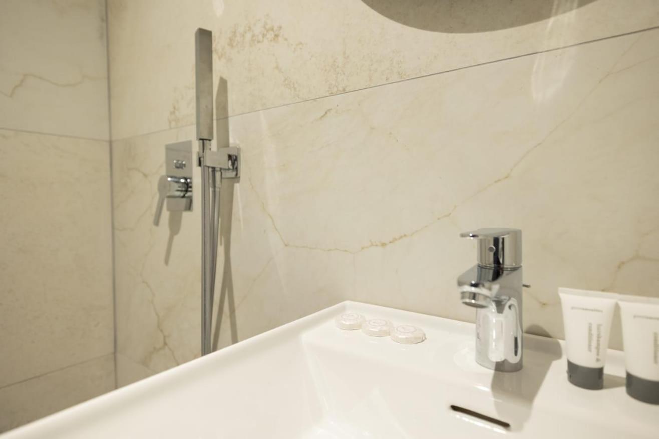 Aglon Twin'S Hotel Vlorë Δωμάτιο φωτογραφία